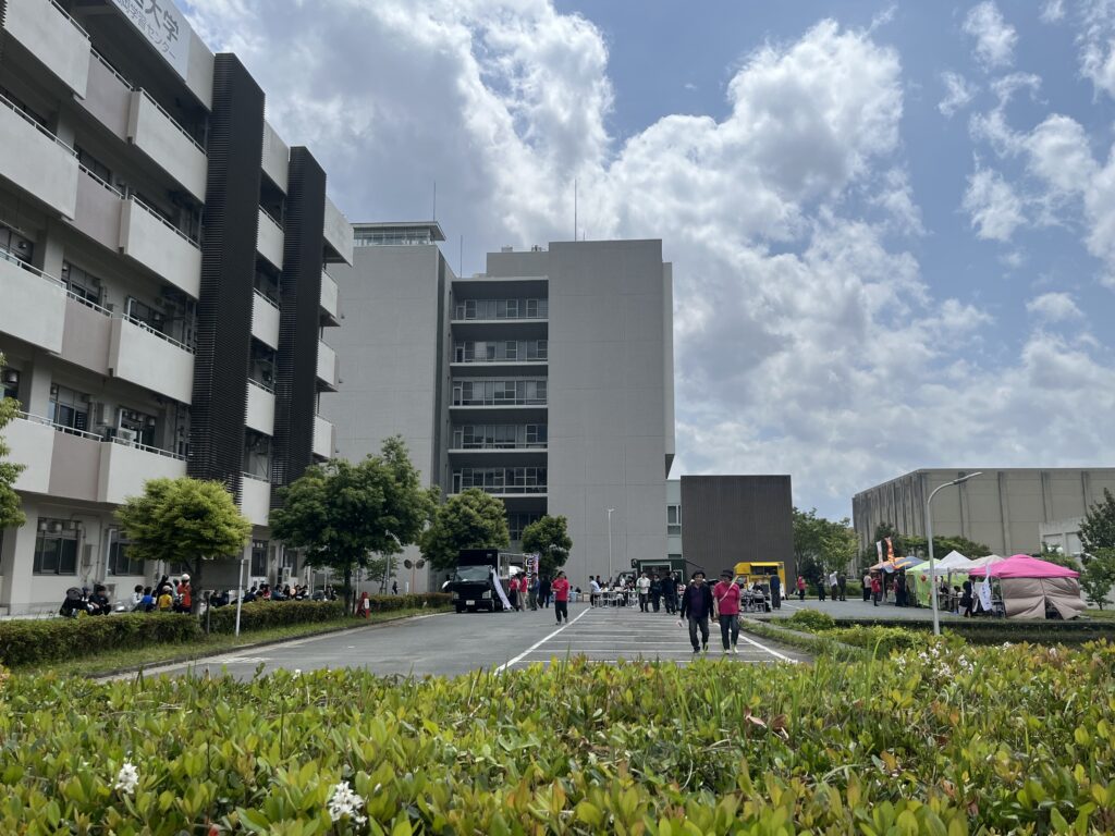 オープンキャンパスの様子。出店が多くて盛り上がっていました。